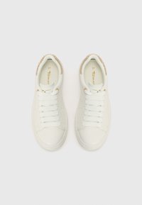 Sneakers bianchi con chiusura a lacci, suola intermedia testurizzata e colletto con accenti dorati. Taglia 37. Materiale in pelle liscia con design minimalista.