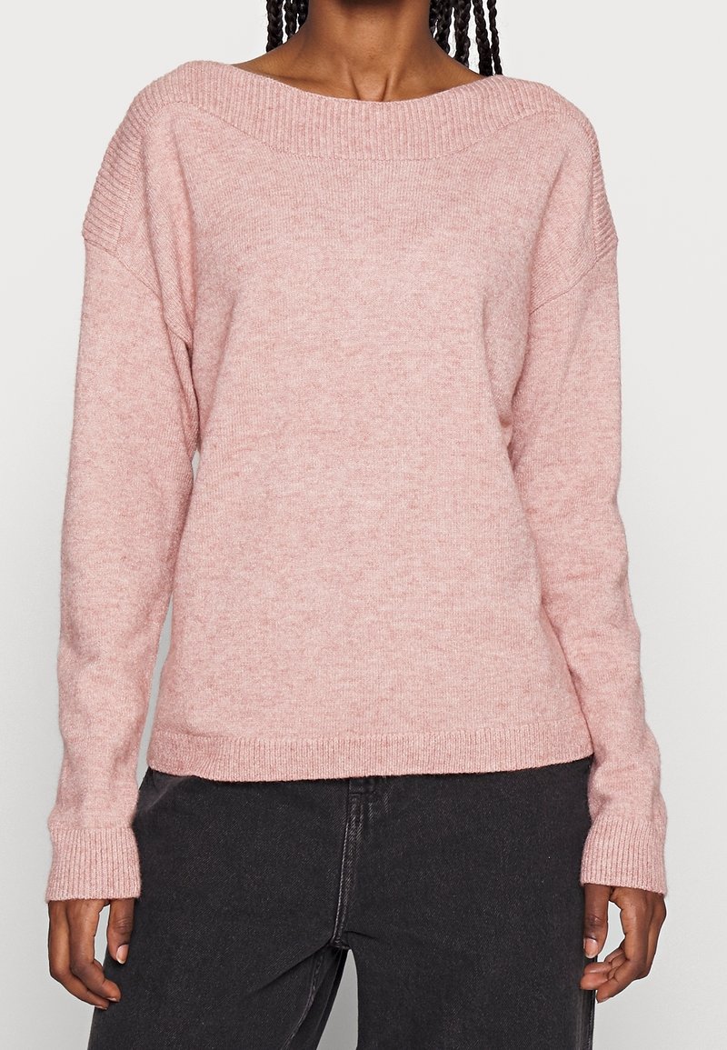 Pull léger rose avec un large décolleté bateau et des épaules tombantes. Texture tricotée avec des poignets et un ourlet côtelés. Coupe décontractée.