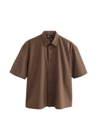 Camisa de botón marrón de manga corta hecha de tela texturizada, con un cuello clásico y cinco botones en la parte delantera.