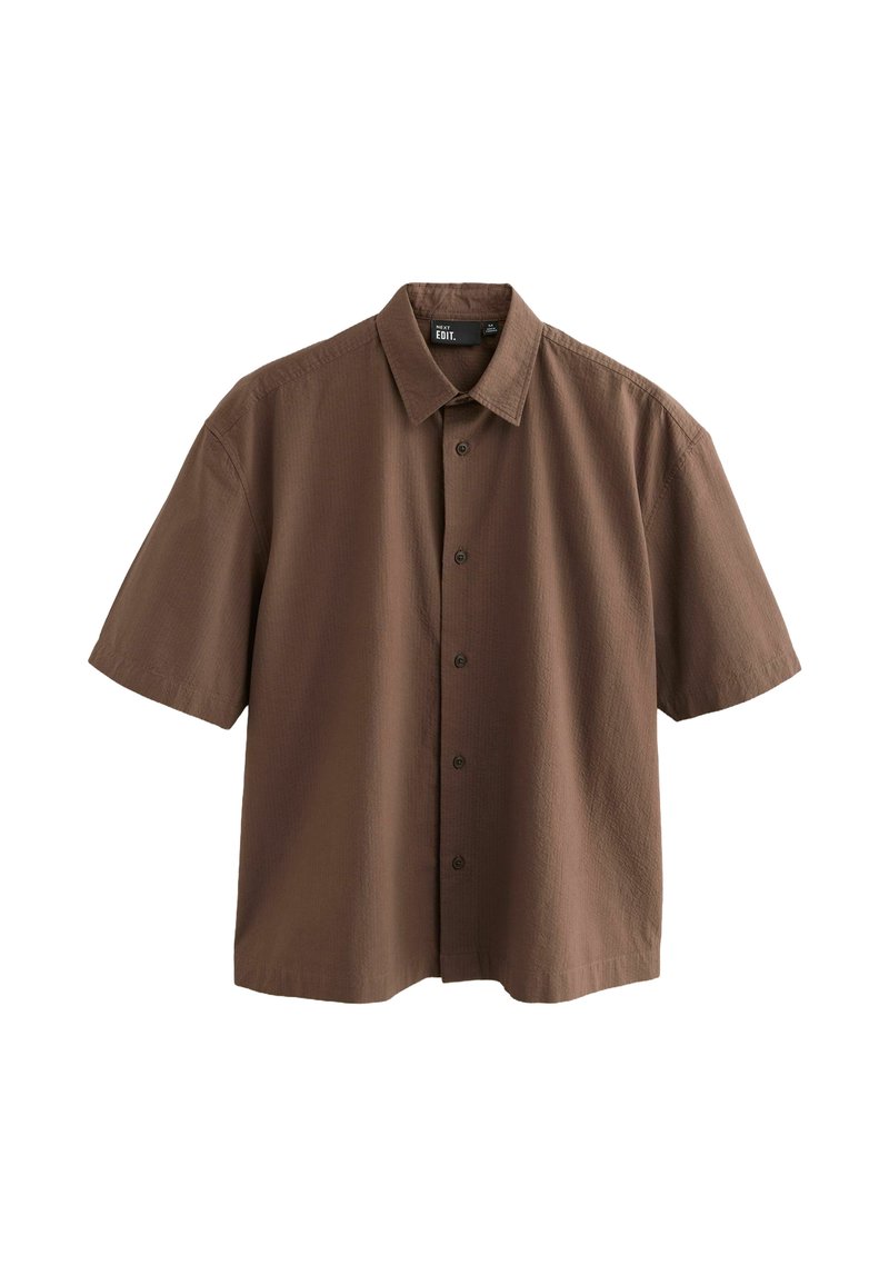Camisa de botón marrón de manga corta hecha de tela texturizada, con un cuello clásico y cinco botones en la parte delantera.
