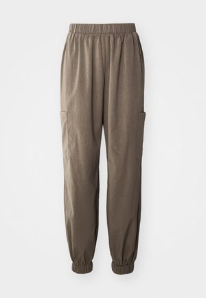 Luftige Cargo-Hosen aus braunem Stoff, ausgestattet mit einem elastischen Bund, gerafften Bündchen und seitlichen aufgesetzten Taschen für Funktionalität.