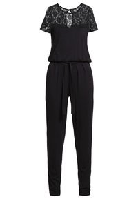 Černý overal s krajkovými krátkými rukávy, výřezem ve tvaru klíče, úzkým pasem a volnými nohavicemi pro pohodlný střih.