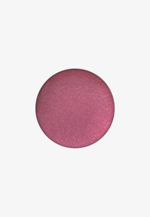 Puderrouge in einer runden Dose, weiche Textur, lebendige pinke Farbe mit einem leichten Schimmer-Finish. Die Oberfläche weist lichtreflektierende Partikel auf.