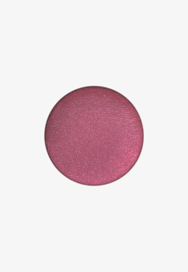 Puderrouge in einer runden Dose, weiche Textur, lebendige pinke Farbe mit einem leichten Schimmer-Finish. Die Oberfläche weist lichtreflektierende Partikel auf.