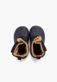 Stivaletti invernali navy con esterno in gomma, foderati in pelliccia sintetica spessa color beige e suole testurizzate. Altezza alla caviglia con chiusura laterale a strappo.