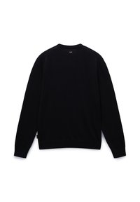 Pull noir à manches longues et col rond avec une petite étiquette rouge, blanche et bleue près du col à l'arrière.