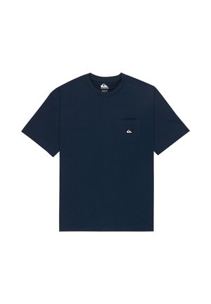 Marineblaue, kurzärmelige T-Shirt mit Rundhalsausschnitt und Brusttasche, die einen kleinen weißen und schwarzen Logoaufnäher zeigt.
