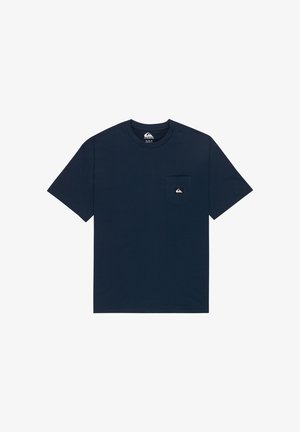Marineblaue, kurzärmelige T-Shirt mit Rundhalsausschnitt und Brusttasche, die einen kleinen weißen und schwarzen Logoaufnäher zeigt.
