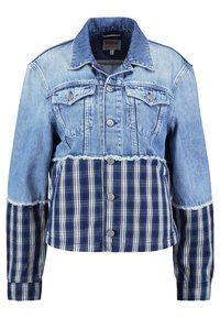 Kurtka dżinsowa z jasnoniebieskim górnym fragmentem i wzorem w kratę w odcieniu granatowym na dole. Posiada postrzępione krawędzie oraz srebrne zatrzaski.