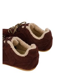 Sneakers in suede marrone con fodera e lacci in pile beige, progettati per calore e abbigliamento casual, mostrati da angolazioni posteriore e laterale.