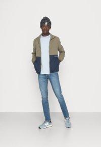 Jack & Jones BARTON LIGHT STAND COLLAR JACKET - Casaco de verão - dusty olive