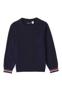 Suéter azul marino con mangas largas, cuello redondo y un bolsillo en el lado izquierdo del pecho. Presenta puños acanalados a rayas en rojo y blanco.