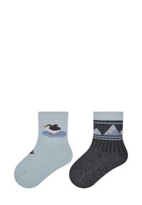 Zwei Paare Kindersocken: ein Paar hellblau mit einem Pinguin-Motiv und ein Paar dunkelgrau mit einem Bergmuster. Weicher, gestrickter Stoff.