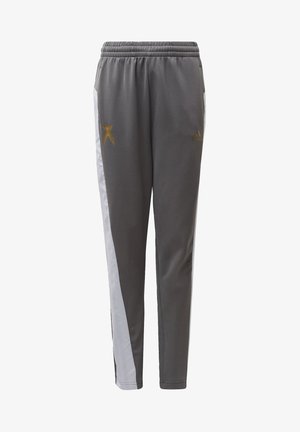 Pantalones deportivos grises con un acabado texturizado; cuentan con un panel lateral blanco y detalles en dorado, incluidos los logotipos de la marca en la parte delantera. Se ajustan en la cintura.
