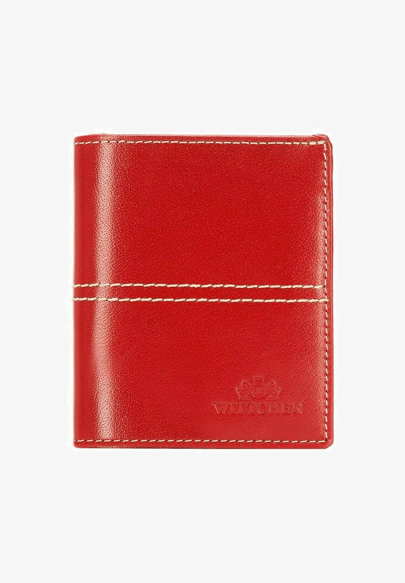 Cartera de cuero rojo con una superficie texturizada, costuras blancas y un logotipo en relieve. Presenta un diseño de plegado en dos para un fácil acceso.