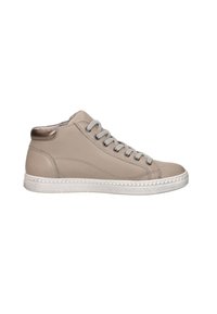 Beige leren hoge sneakers met grijze veters, witte geprofileerde zool en een metallic accent bij de hiel. Gladde oppervlakte met gestikte details.