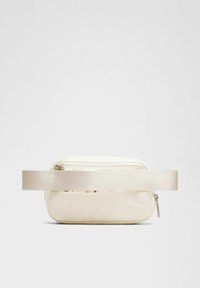 Kremo spalvos pečių krepšys su plačia juosta, užtrauktuko uždarymu ir lygiu, matinio paviršiaus tekstūra. Stačiakampio formos, minimalistinio dizaino.