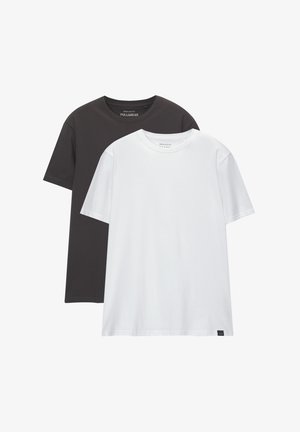 Twee reguliere T-shirts: één zwart en één wit, gemaakt van zachte katoen. Elk shirt heeft een ronde hals en korte mouwen zonder patronen.