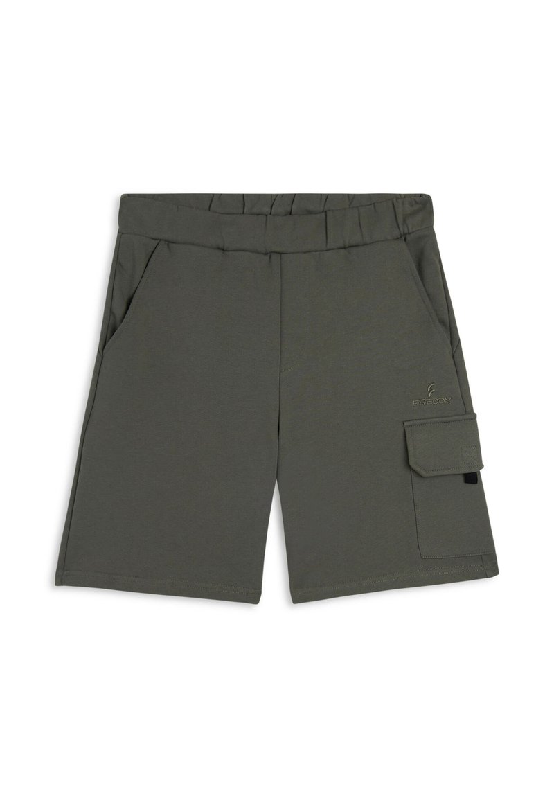 Pantalones cortos de algodón verde con una cintura elástica, bolsillos laterales y un bolsillo tipo cargo en la pierna derecha. Presenta costuras simples y un logotipo.