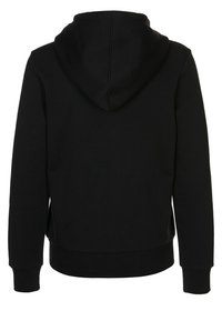 Musta huppari, joka on valmistettu pehmeästä kankaasta. Sen pinnassa on sileä tekstuuri, pitkät hihat ja etuosassa kengurupocket.