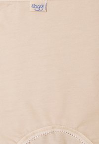 Sous-vêtements Sloggi beige avec une texture lisse et une bordure en dentelle aux ouvertures des jambes. Présente une petite étiquette logo bleue près de la taille.