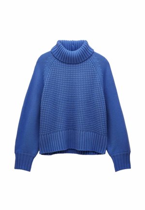 Modrý pletený rolák so štruktúrovaným predným panelom a rebrovanými manžetami, golierom a lemom, vystavený na bielom pozadí.