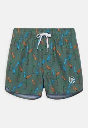 Grønne badeshorts med blå og orange mønstre af surfbræt og palmer, hvid snor i taljen og en lille hvid logo på benet.