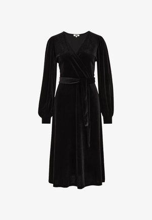 Zwarte fluwelen wikkeljurk met lange pofmouwen, diepe V-hals en een bijpassende riem. De rok valt elegant tot op de knie.