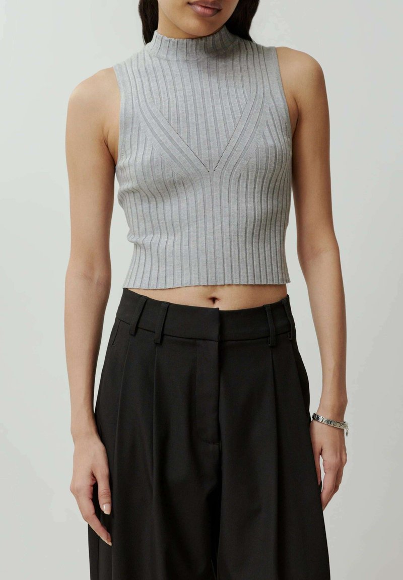Grau gerippter ärmelloser Crop-Top mit einem Stehkragen, der vertikale Streifen und eine V-förmige Nahtmitte aufweist.