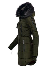 Manteau long d'hiver rembourré vert olive avec capuche en fausse fourrure noire, plusieurs poches zippées et ourlet arrière allongé.
