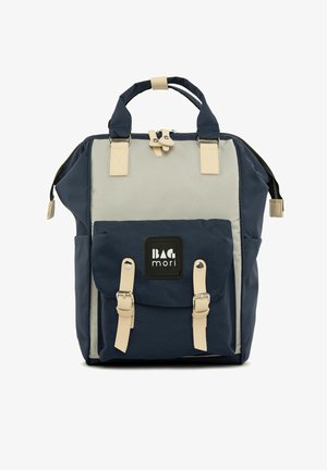 Zaino in tela navy e grigio con accenti beige, doppie maniglie superiori, una tasca anteriore con pattina e cinturini, e chiusura con cerniera.