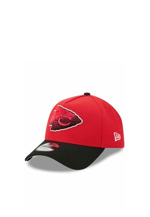Rode baseballpet met een zwarte gebogen klep en het Kansas City Chiefs pijlpuntenlogo aan de voorkant, New Era-logo aan de zijkant.