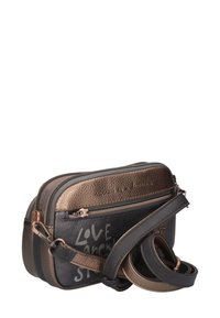 Umhängetasche aus schwarzem und bronze-mettallic Leder. Verfügt über strukturierte Muster, zwei Reißverschlussfächer und einen verstellbaren Riemen. Akzente mit bedrucktem Text.