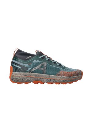 Chaussure de trail running avec tige en mesh bleu sarcelle et orange, semelle amortie mouchetée, talon renforcé et fermeture à lacets.