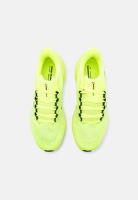 Nike Performance AIR ZOOM PEGASUS 41 - Løbesko til landevejen - volt/black/barely volt