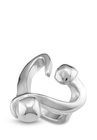 Anillo de tono plateado con un diseño abstracto y ondulado. Presenta curvas suaves y acentos geométricos, creando una apariencia escultórica.