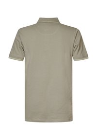 Ljusbeige polotröja med korta ärmar, som har en ribbad krage och kontrasterande kant på ärmarna och kragen.