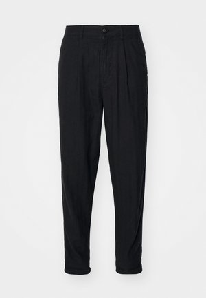 Melni lina bikses ar brīvu piegriezumu, kas aprīkotas ar pogu aizdari, krokiem un sarullētām malām. Gluda tekstūra un minimāls dizains.