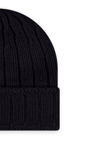 Berretto lavorato a maglia nero con un design a costine. Presenta un risvolto e una texture morbida, adatto per il freddo.