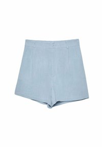 Pantaloni corti di lino azzurri con design sartoriale, dotati di chiusura con bottone e tasche laterali, che mostrano una texture liscia.