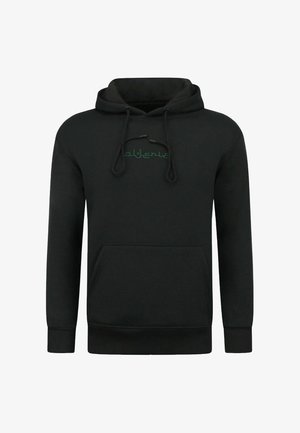 Zwarte capuchonsweater met voorzak en donkergroene cursieve tekst op de borst, met verstelbare koordjes aan de capuchon.