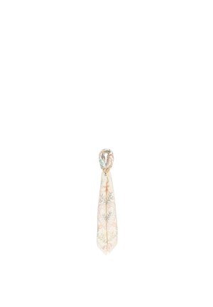Pañuelo de seda de color claro con estampado, atado con un pequeño anillo dorado en forma de corazón en el centro.