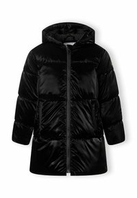 Geacă de tip puffer neagră, cu o textură lucioasă, matlasată, cu glugă, fermoar pe față și buzunare laterale. Are o siluetă ușor evazată.