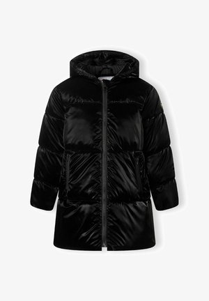 Czarna puchowa kurtka z błyszczącą, pikowaną teksturą, kapturem, zamkiem błyskawicznym z przodu i bocznymi kieszeniami. Posiada nieco rozszerzający się krój.