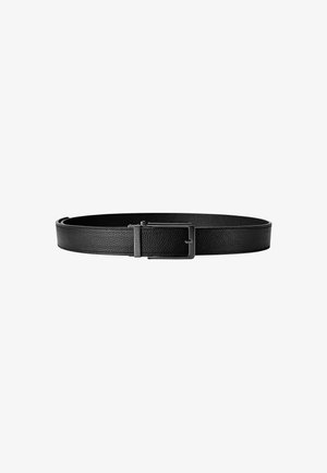 Ceinture en cuir texturé noir avec boucle en métal rectangulaire noire mate, posée à plat sur un fond blanc.