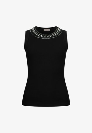 Top nero senza maniche con scollo tondo decorato con due file di perline d'argento e piccoli borchietti d'argento intorno al colletto.