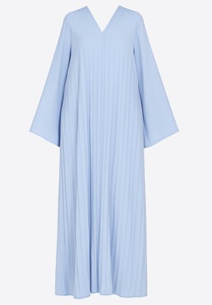 Vestido largo azul claro con escote en V y mangas anchas, con pliegues verticales que aportan textura y fluidez. Hecho de tela ligera.