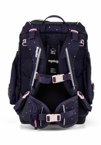 Mochila Ergobag en color púrpura oscuro con lunares blancos. Cuenta con correas ajustables, herrajes rosas y un sistema de soporte trasero acolchado.