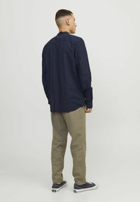 Jack & Jones JJESUMMER BAND LINEN MIX SHIRT - Majica - navy blazer