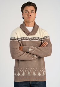 Brązowy sweter z dzianiny z kołnierzem szalowym, kremowymi akcentami oraz geometrycznym wzorem przedstawiającym drzewa i płatki śniegu wzdłuż dolnej części i rękawów.